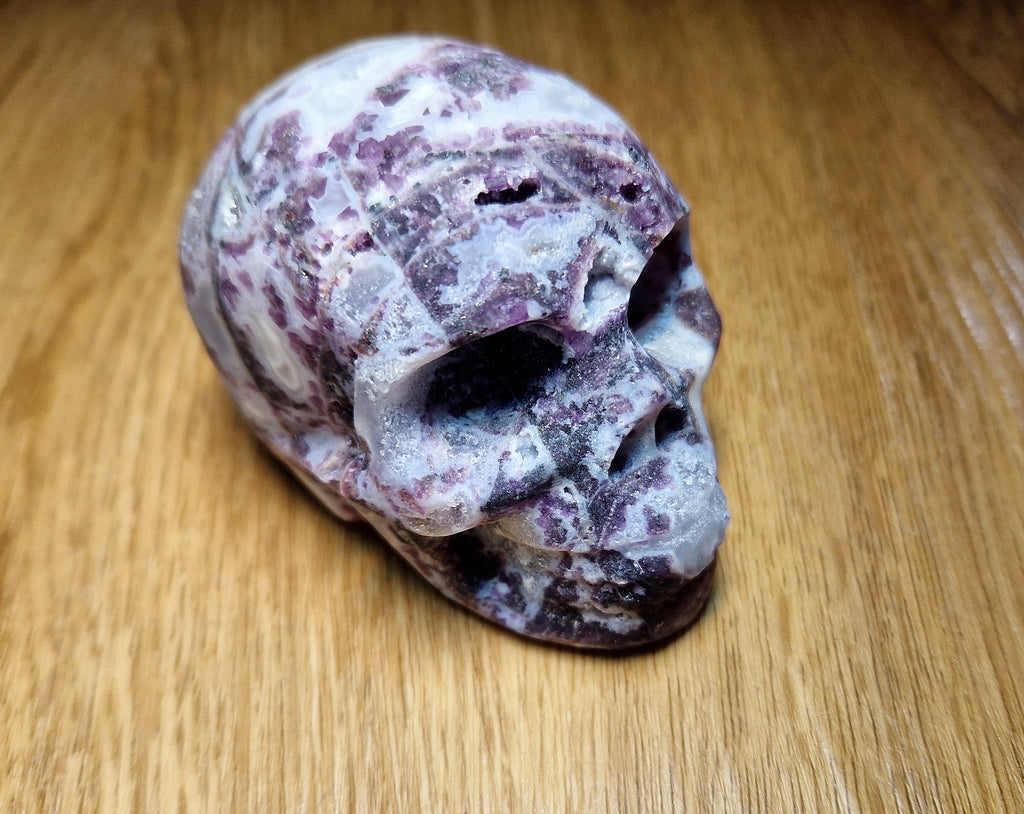 💀 Lepidolith-Achat Kristallschädel mit Quarzdrusen – 425 g – Wunderschönes Unikat 💜