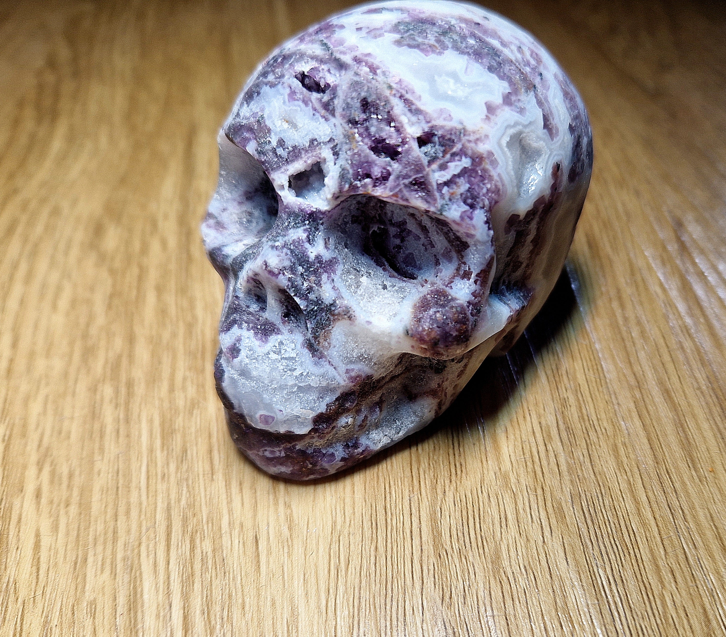 💀 Lepidolith-Achat Kristallschädel mit Quarzdrusen – 425 g – Wunderschönes Unikat 💜