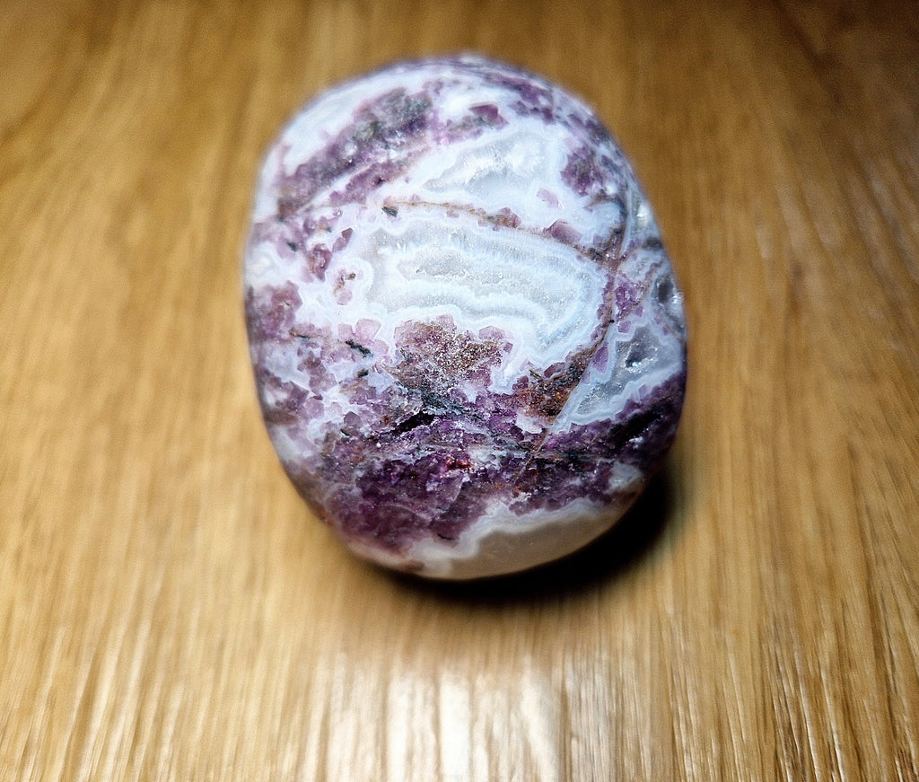 💀 Lepidolith-Achat Kristallschädel mit Quarzdrusen – 425 g – Wunderschönes Unikat 💜