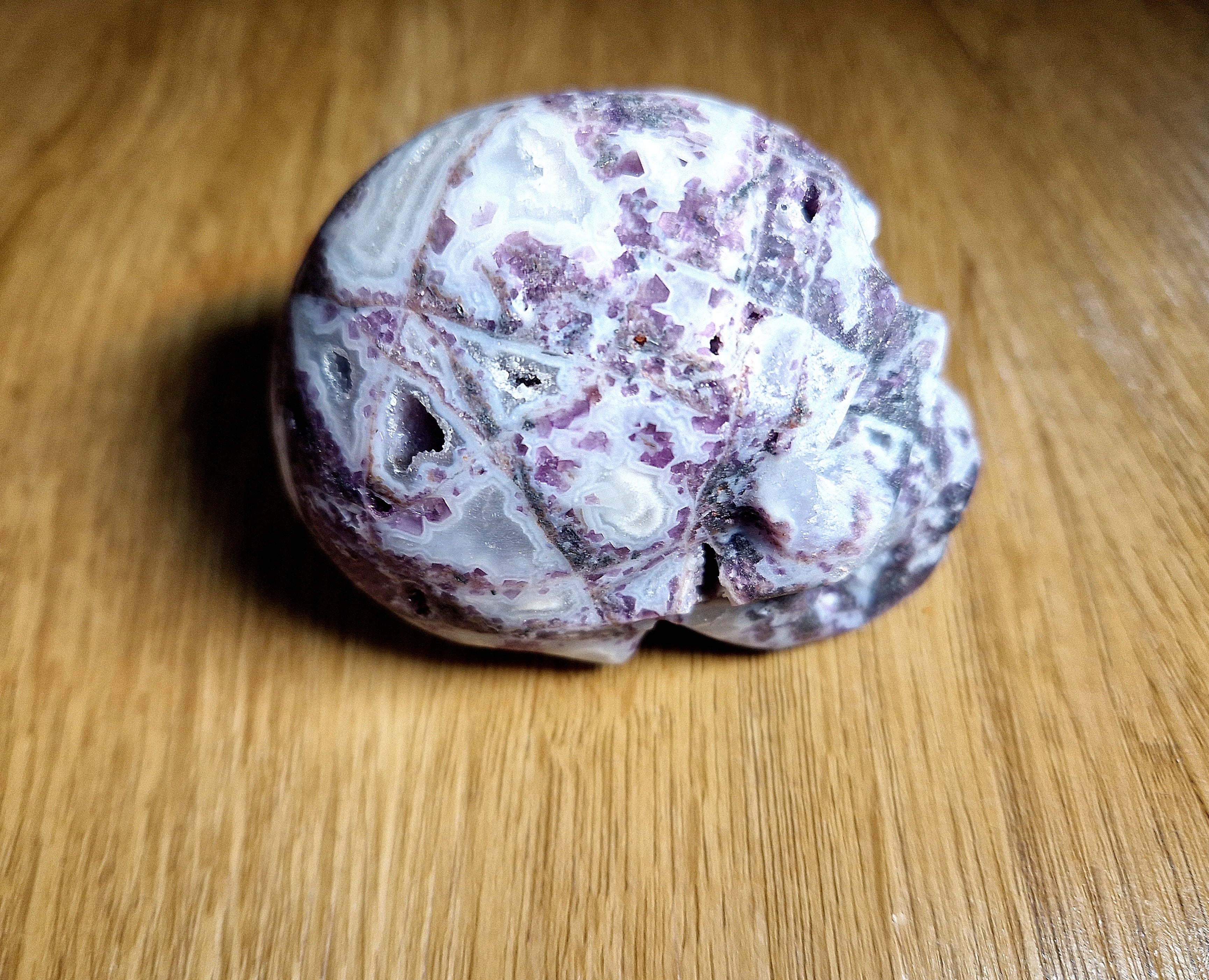 💀 Lepidolith-Achat Kristallschädel mit Quarzdrusen – 425 g – Wunderschönes Unikat 💜