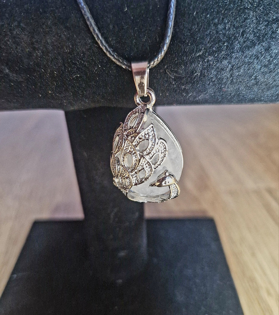 Edelstein-Kette „Pfau der Klarheit“ – Bergkristall, Edelstahl & Leder ✨