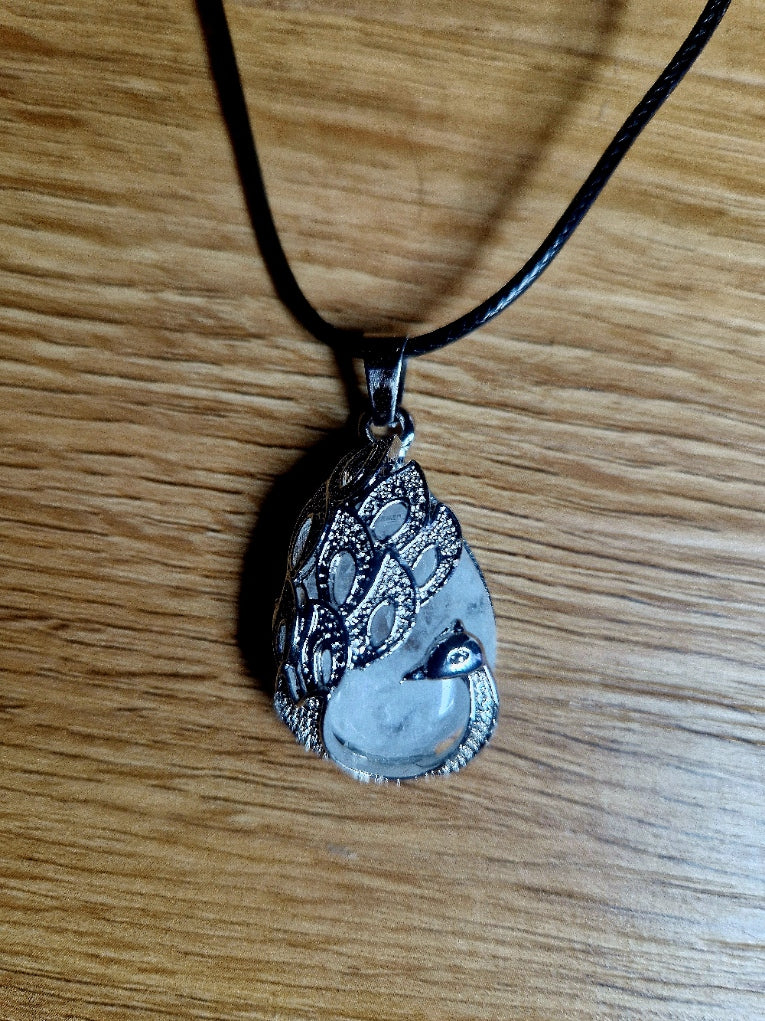 Edelstein-Kette „Pfau der Klarheit“ – Bergkristall, Edelstahl & Leder ✨