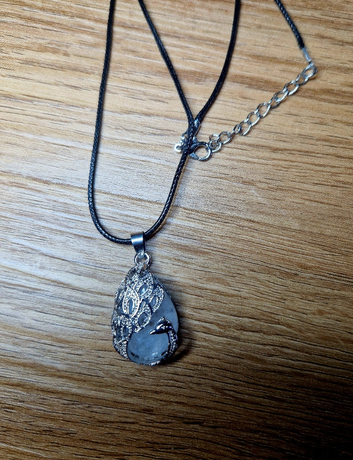 Edelstein-Kette „Pfau der Klarheit“ – Bergkristall, Edelstahl & Leder ✨