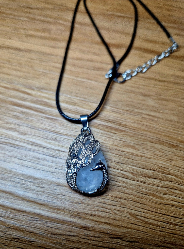 Edelstein-Kette „Pfau der Klarheit“ – Bergkristall, Edelstahl & Leder ✨