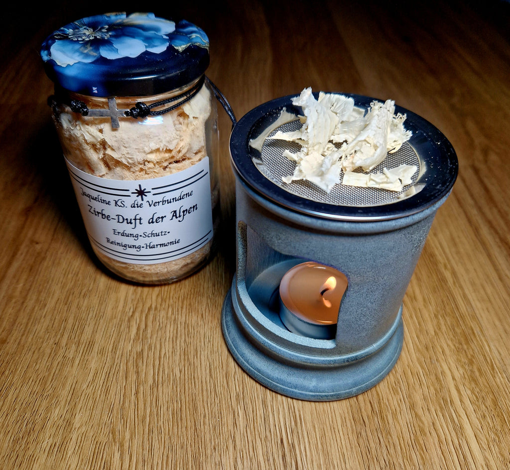 Zirbe–Duft der Alpen Kärntner Räucherwerk im 370ml Glas mit Kreuz-Armband