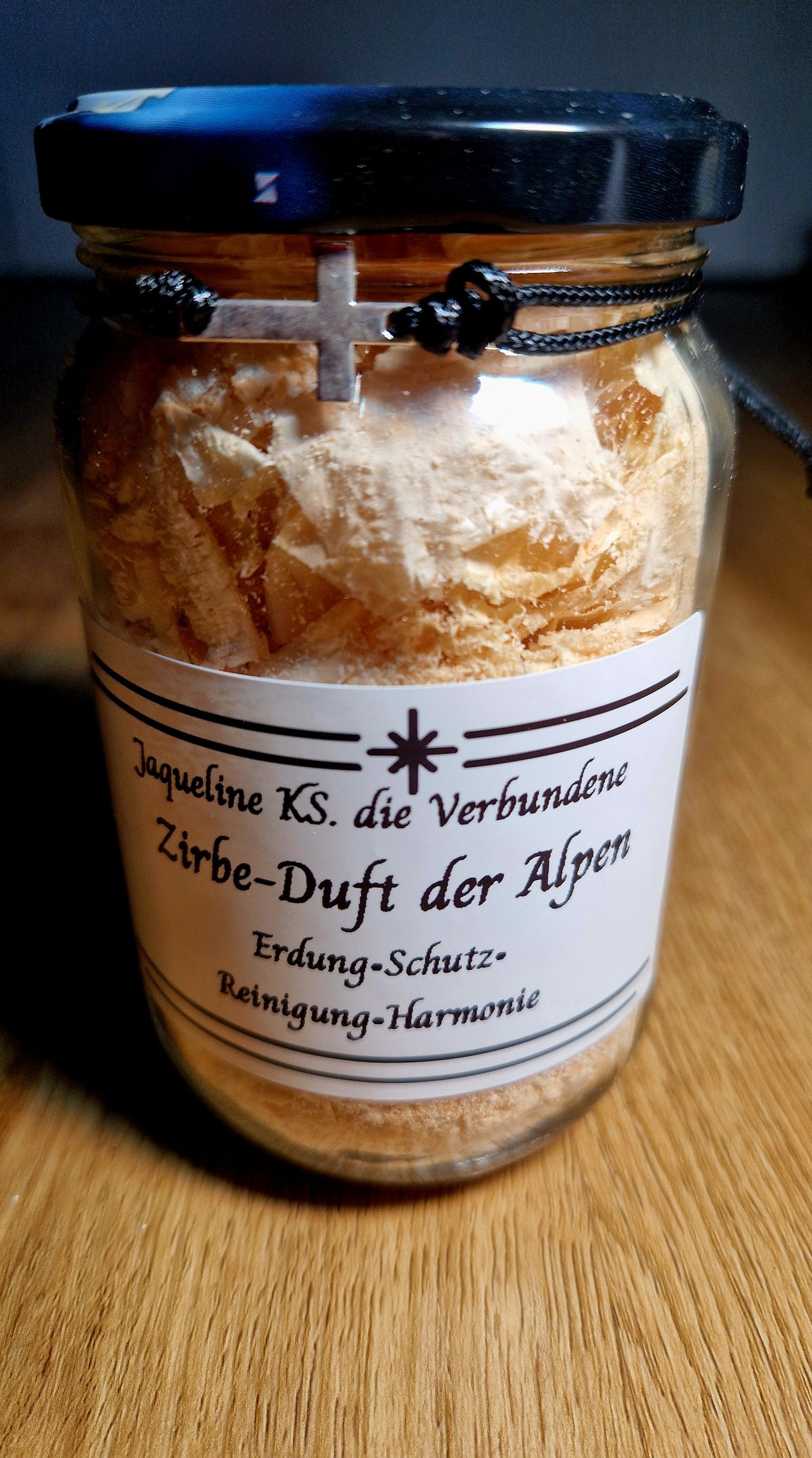 Zirbe–Duft der Alpen Kärntner Räucherwerk im 370ml Glas mit Kreuz-Armband