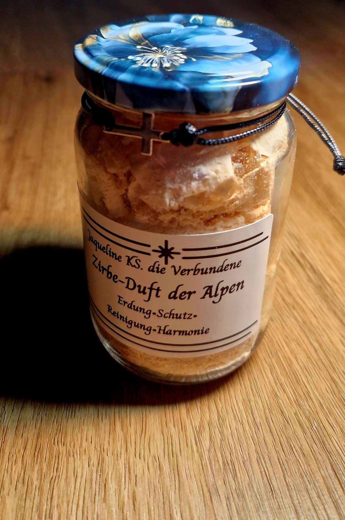 Zirbe–Duft der Alpen Kärntner Räucherwerk im 370ml Glas mit Kreuz-Armband