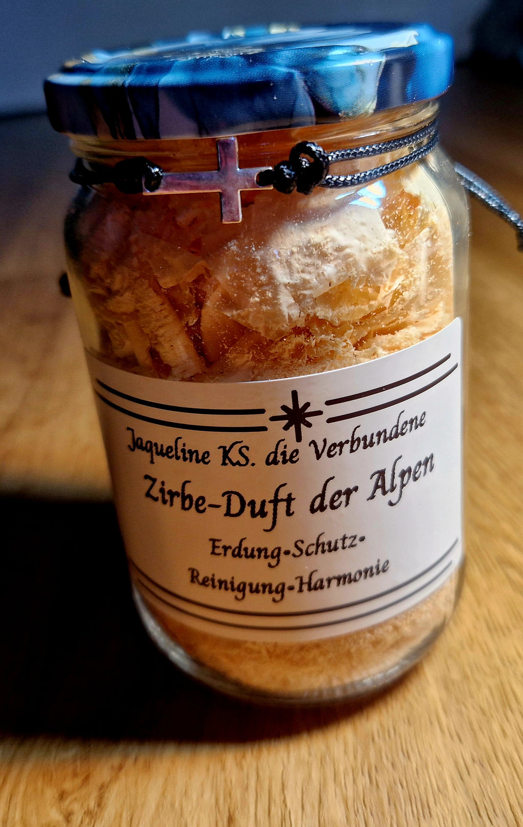 Zirbe–Duft der Alpen Kärntner Räucherwerk im 370ml Glas mit Kreuz-Armband