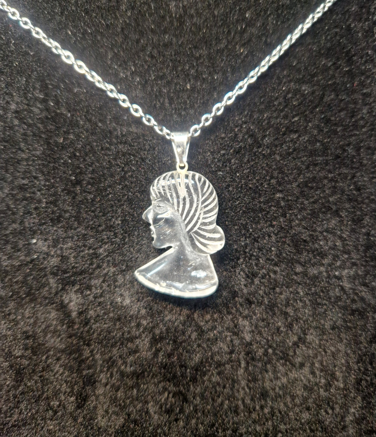 💎 Bergkristall-Anhänger „Frauenbüste“ – inklusive Edelstahlkette