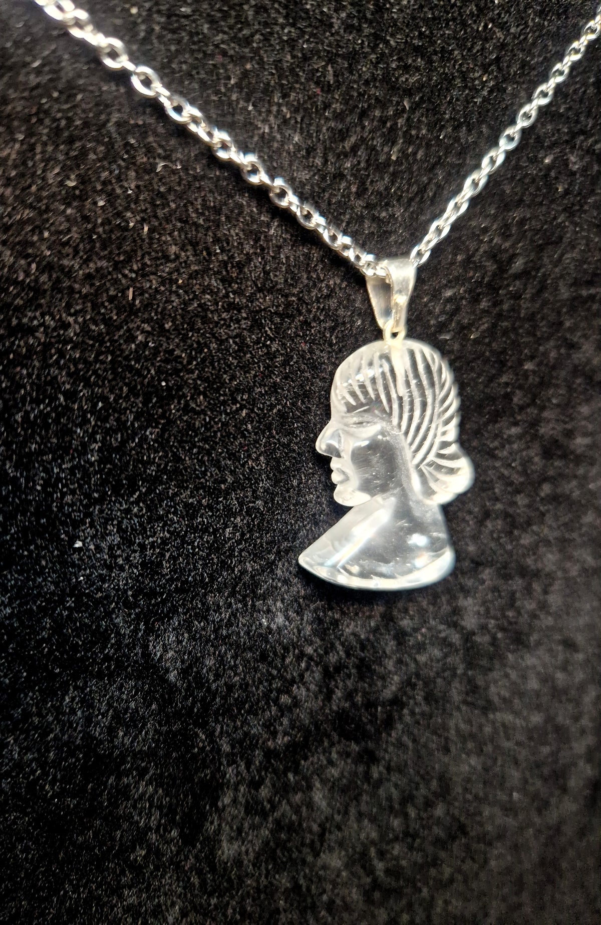 💎 Bergkristall-Anhänger „Frauenbüste“ – inklusive Edelstahlkette