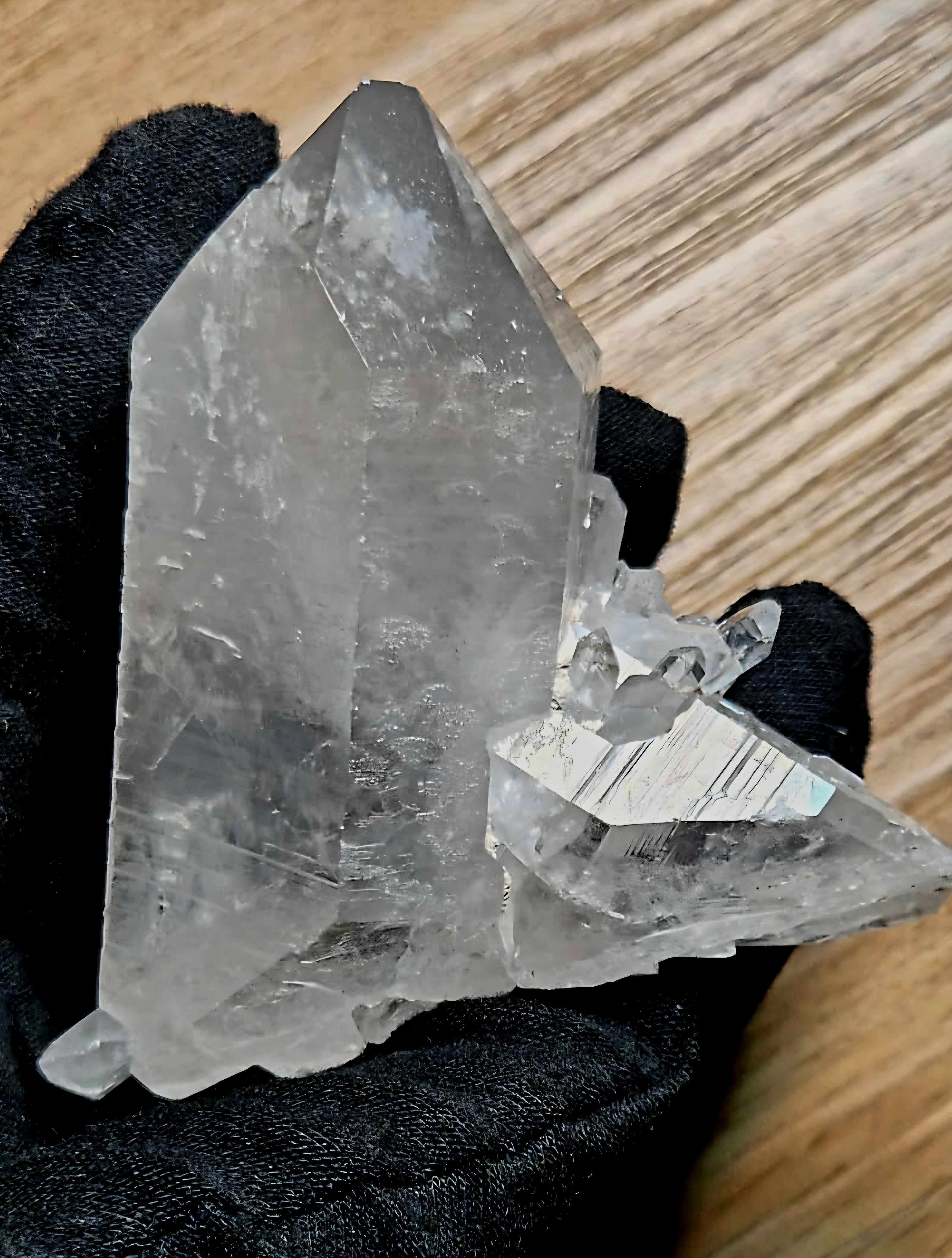 Dieser natürliche Bergkristall-Cluster (153 g • ca. 8 × 6,5 cm) harmonisches Unikat voller Klarheit und Lichtenergie.