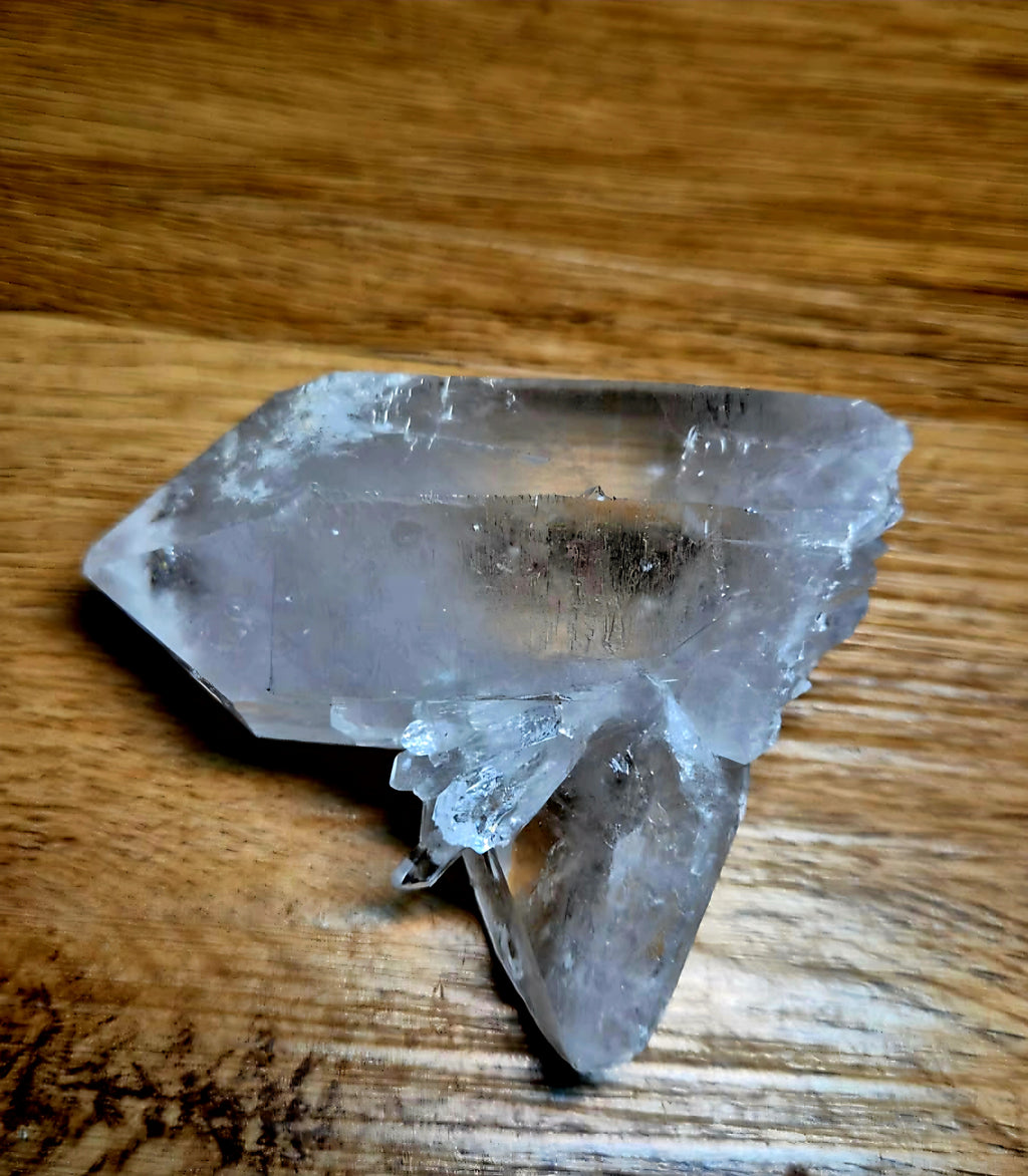 Dieser natürliche Bergkristall-Cluster (153 g • ca. 8 × 6,5 cm) harmonisches Unikat voller Klarheit und Lichtenergie.