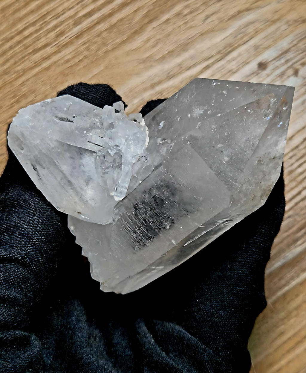 Dieser natürliche Bergkristall-Cluster (153 g • ca. 8 × 6,5 cm) harmonisches Unikat voller Klarheit und Lichtenergie.