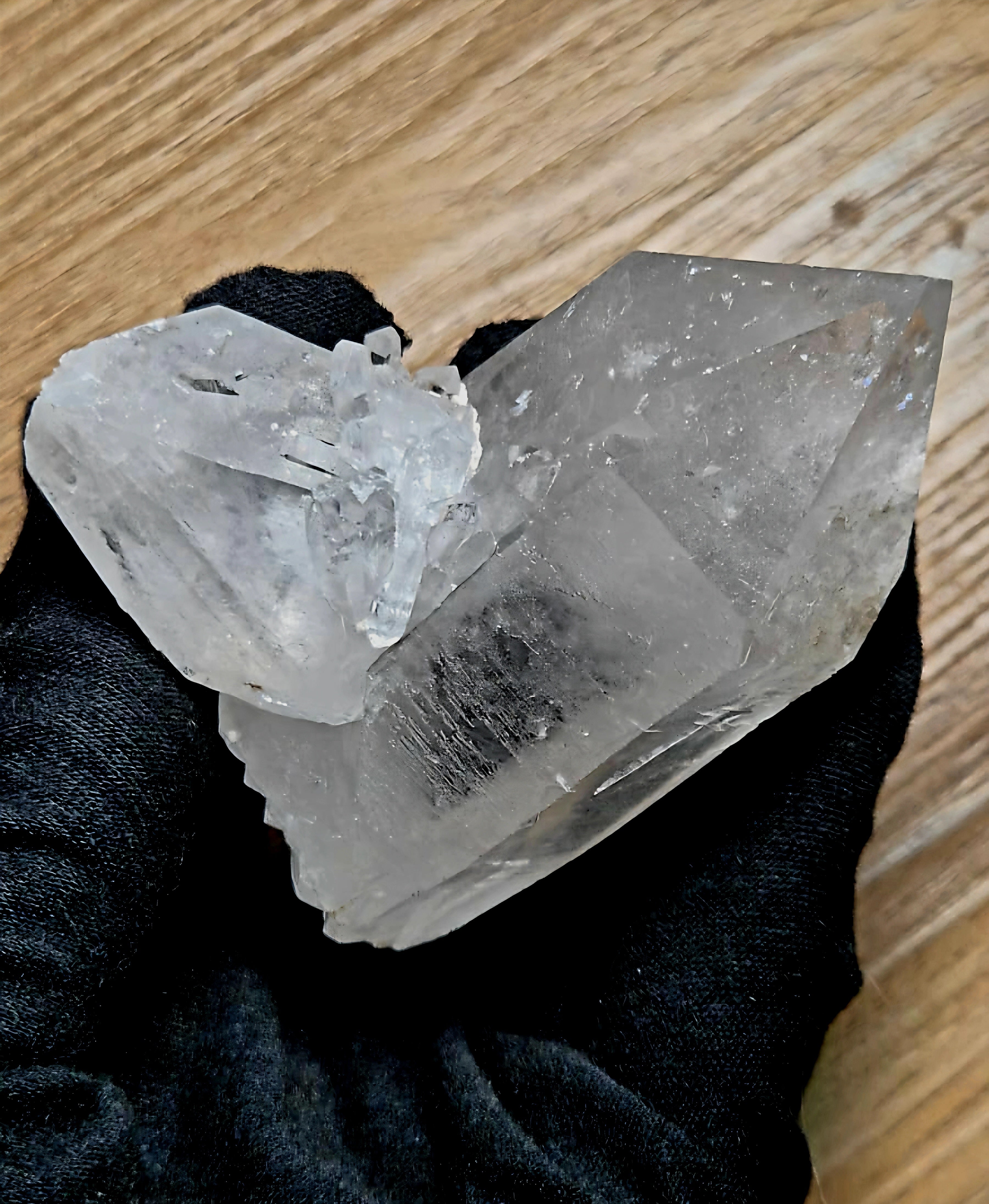 Dieser natürliche Bergkristall-Cluster (153 g • ca. 8 × 6,5 cm) harmonisches Unikat voller Klarheit und Lichtenergie.