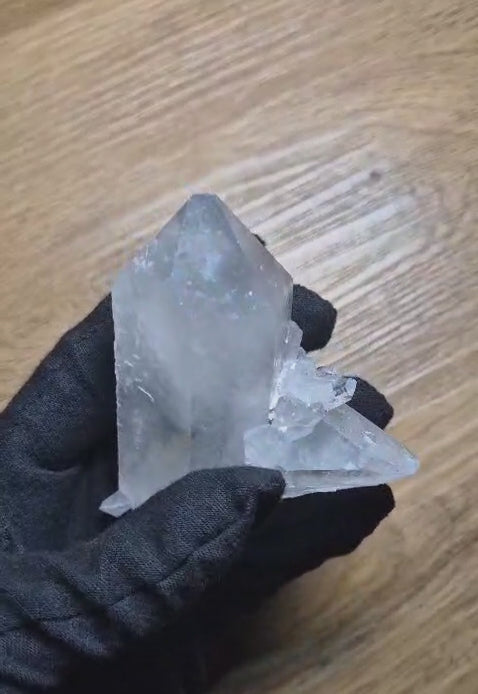 Dieser natürliche Bergkristall-Cluster (153 g • ca. 8 × 6,5 cm) harmonisches Unikat voller Klarheit und Lichtenergie.