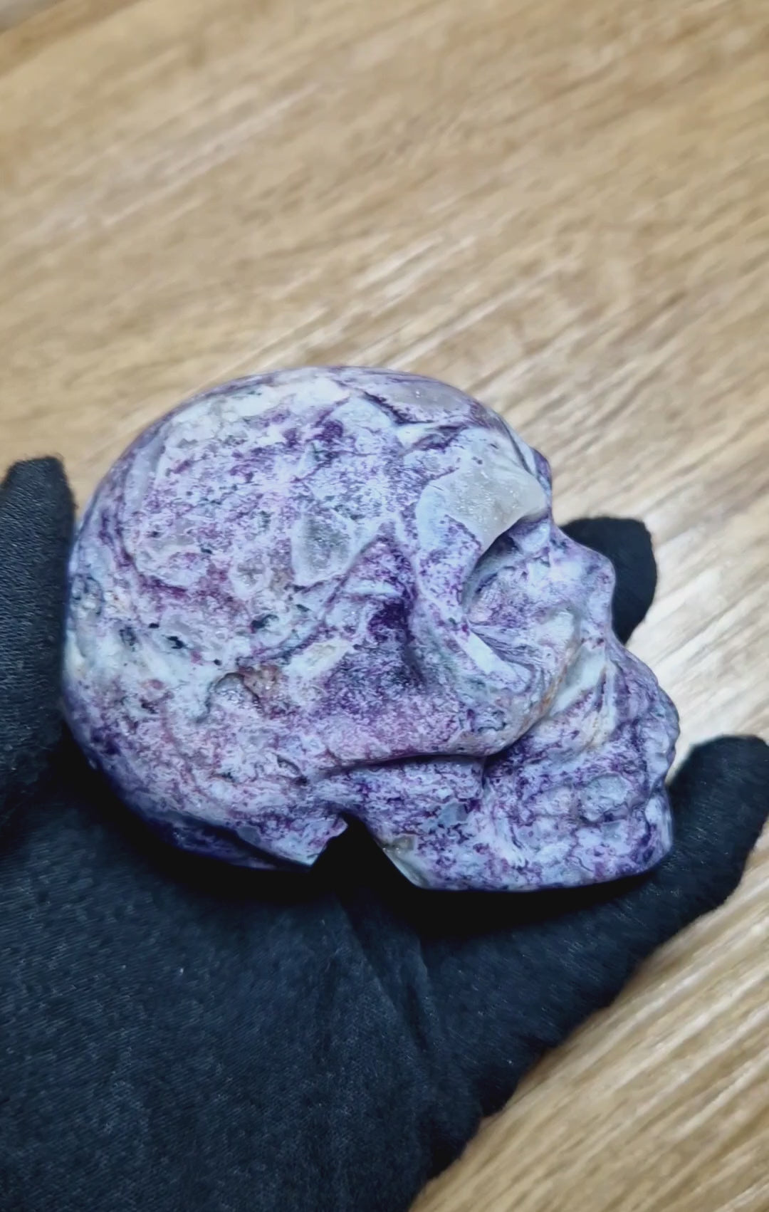 Kristallschädel aus Amethyst-Chalcedon – kraftvolle Struktur & einzigartige Maserung