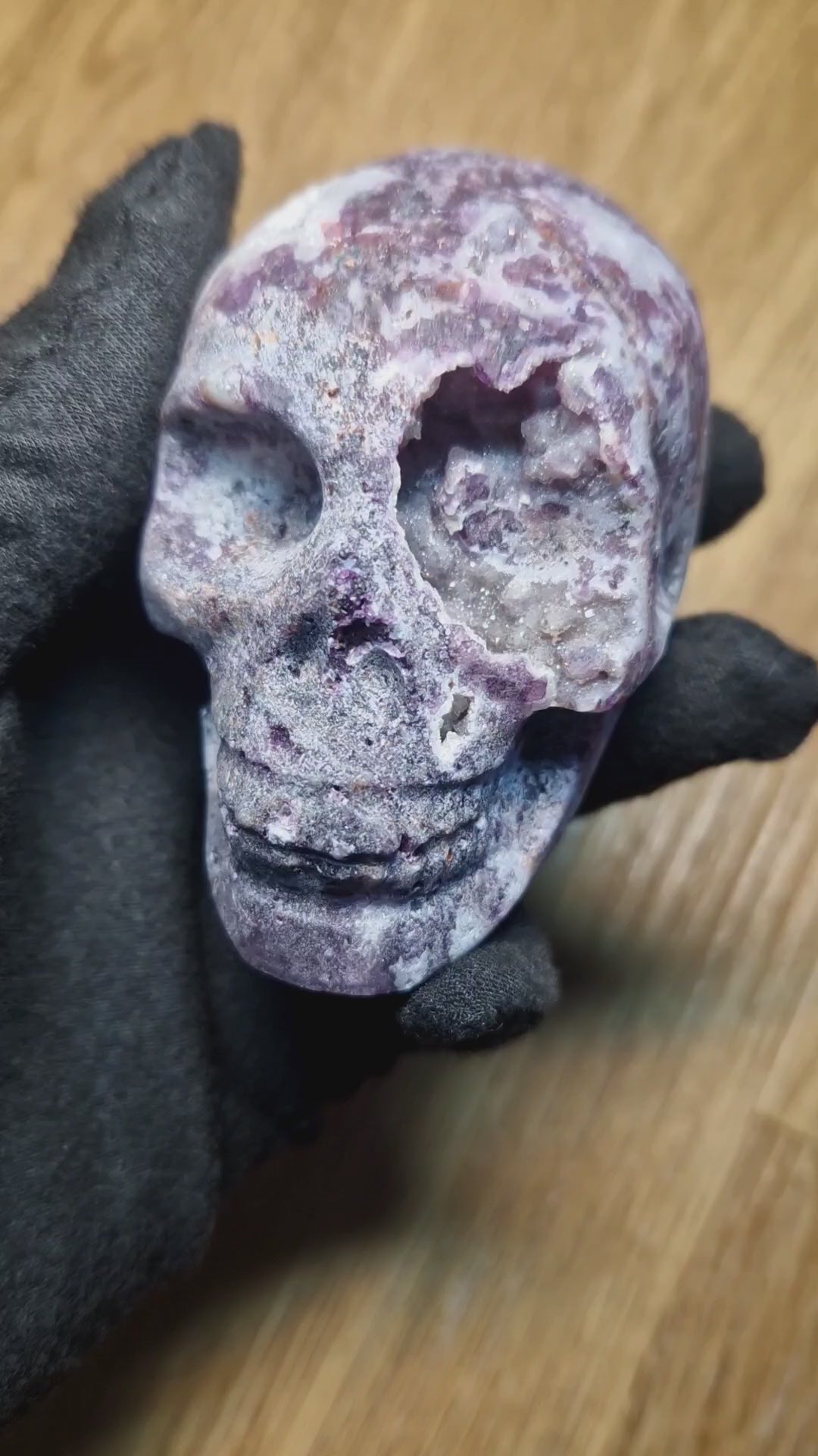 Amethyst Kristallschädel mit Druzy-Kristallen – handgeschnitzte Skull-Carving Figur 366 g