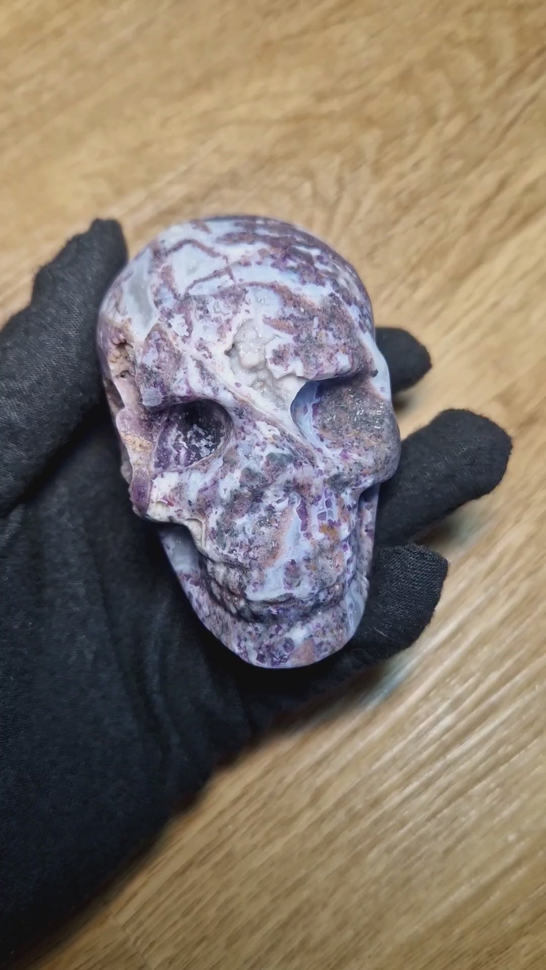 Kristallschädel aus Achat / Chalcedon mit Amethyst-Anteilen & natürlicher Druse