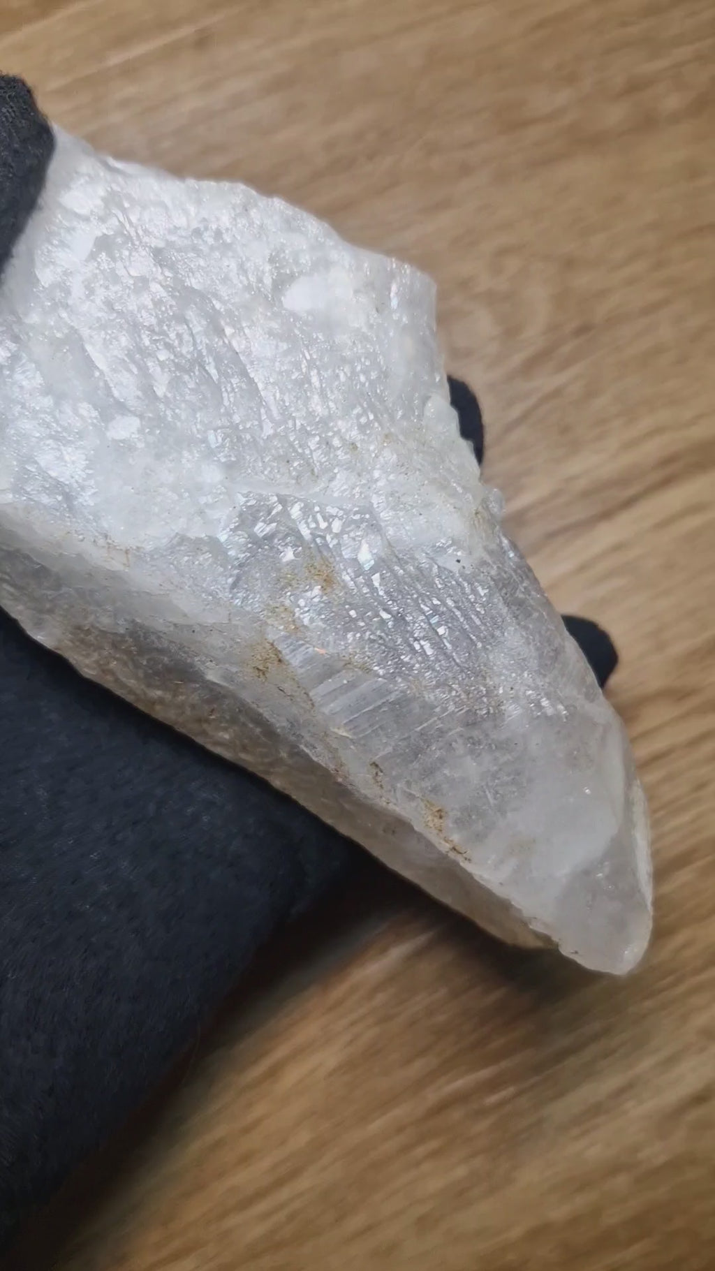 Großer roher Bergkristall (Quarz) mit natürlichen Eisenoxid-Strukturen