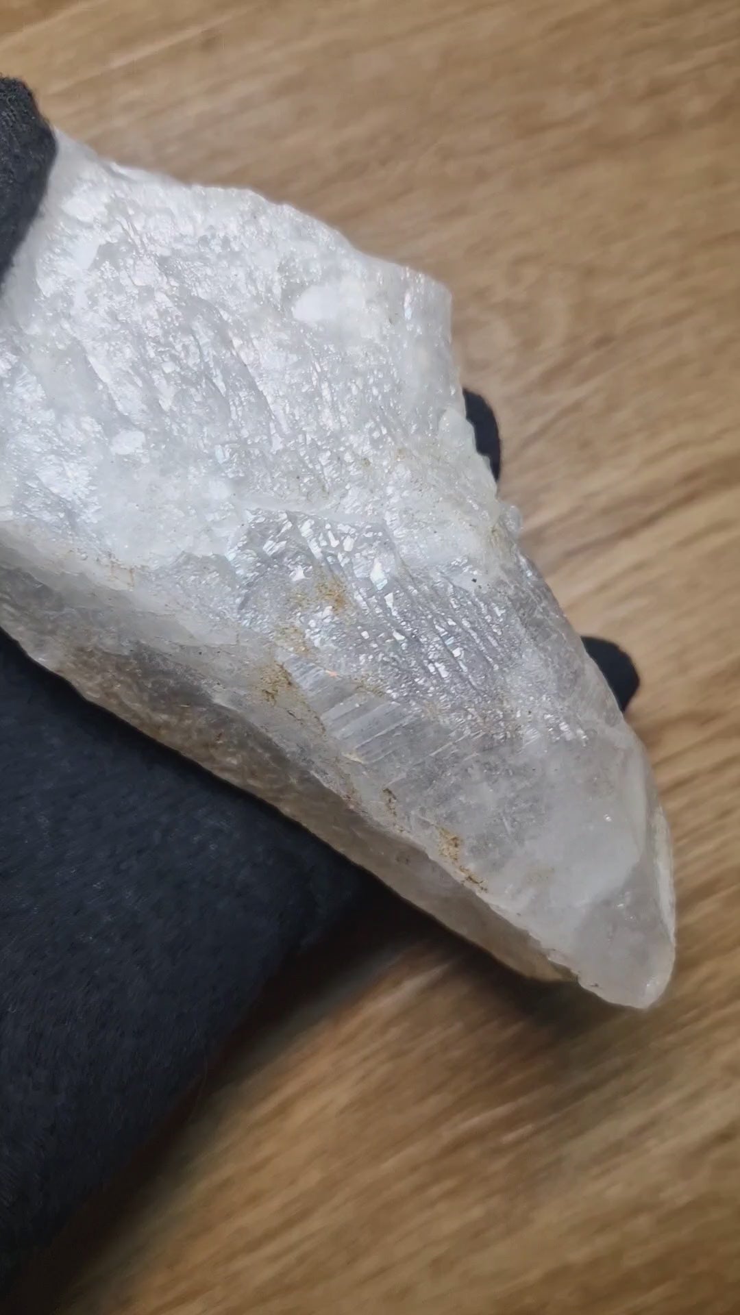 Großer roher Bergkristall (Quarz) mit natürlichen Eisenoxid-Strukturen