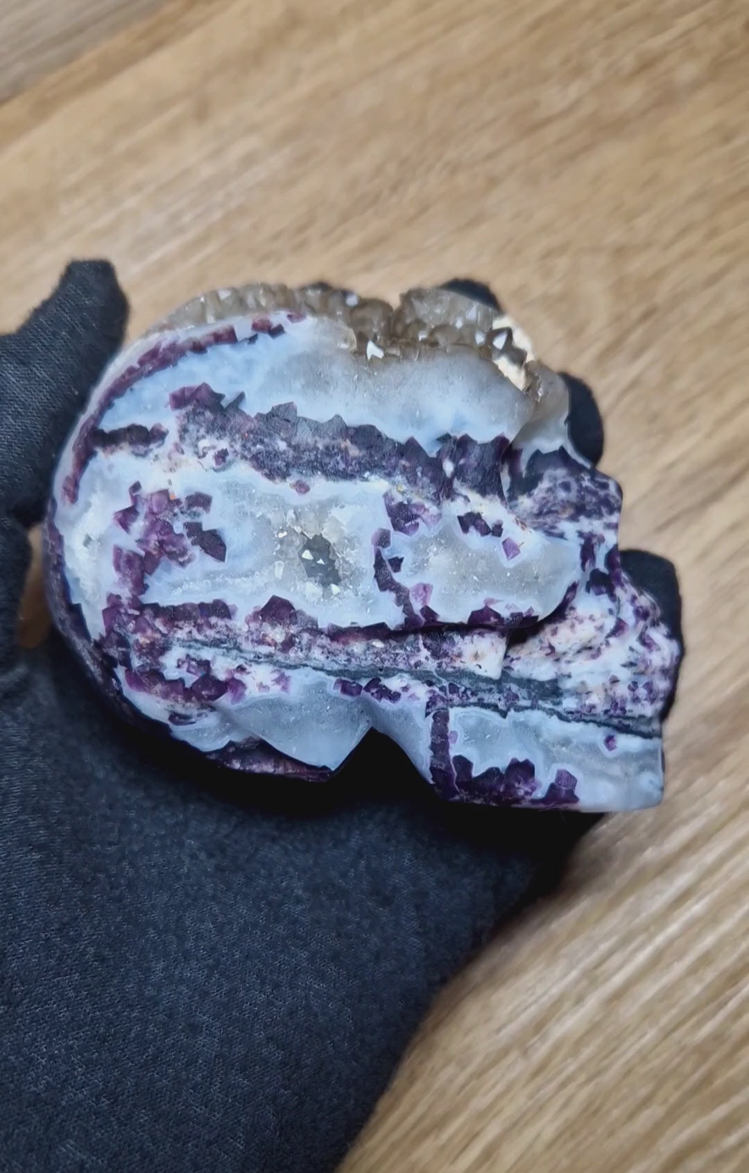 Kristallschädel mit Amethyst & Druse – kraftvolle Struktur & lebendige Tiefe