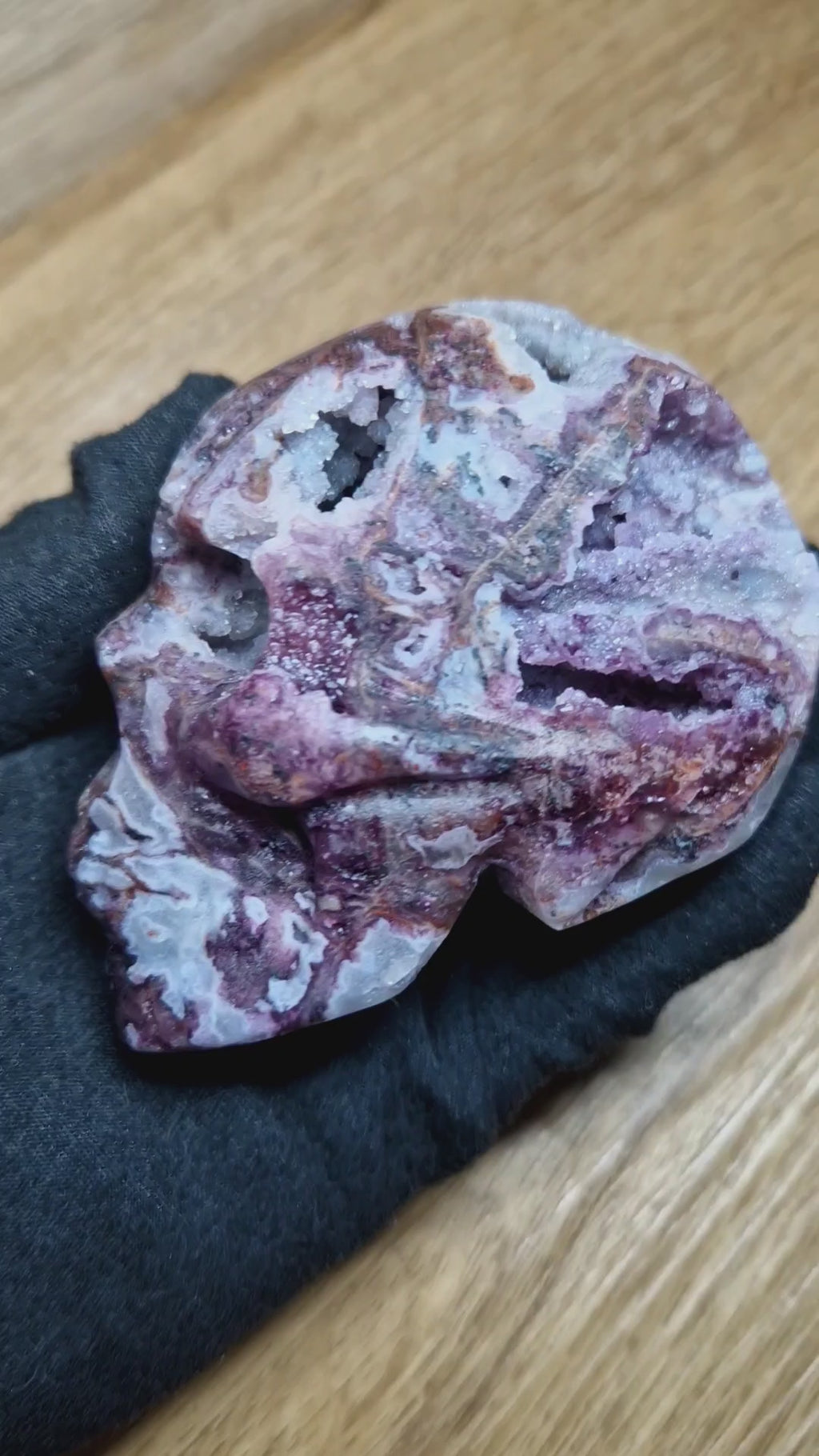 Kristallschädel mit Amethyst-Drusen – Blick in die Tiefe