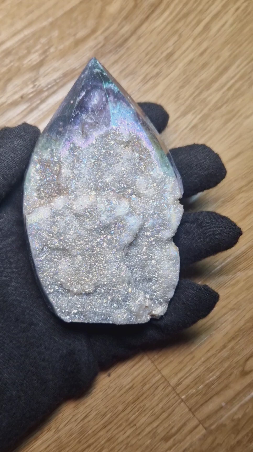 Aura Quarz Freiform mit funkelnder Druse – spektakulärer Regenbogenschimmer