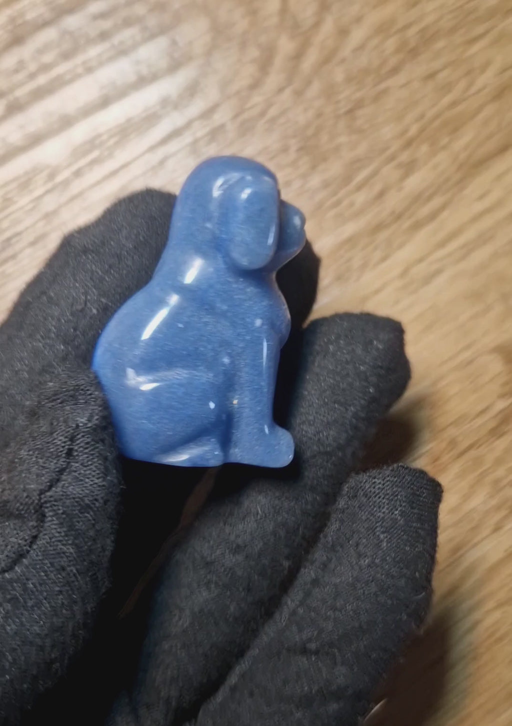 Handgeschnitzte Edelsteinfigur – Hund aus blauem Stein